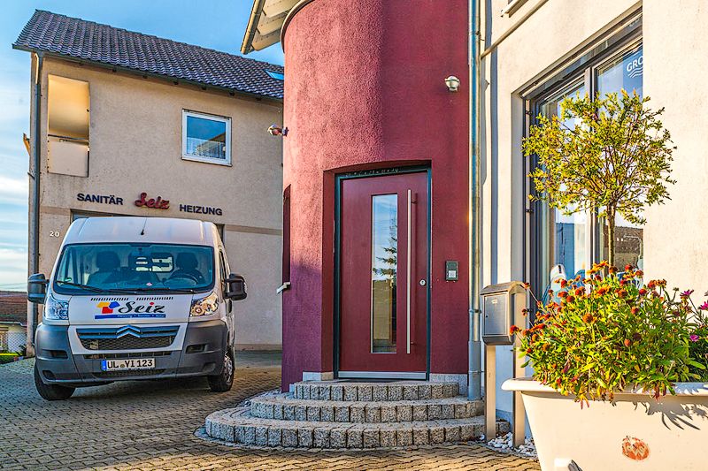 Eingangstür und Betriebswagen von Karl-Heinz Seiz - Heizung - Sanitär - Solar | Öpfingen