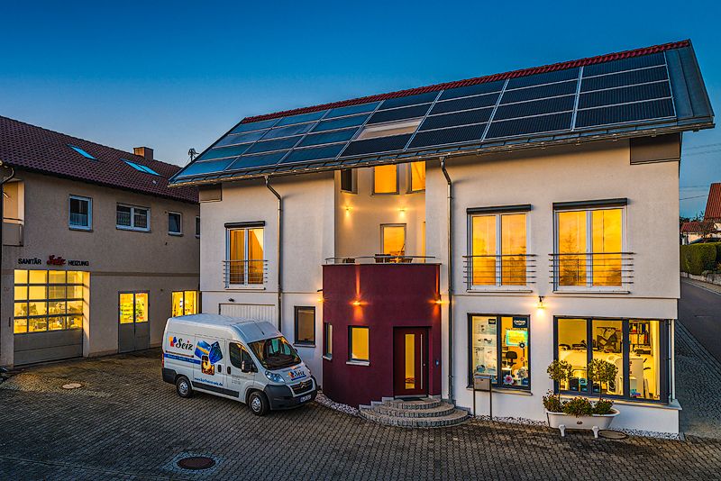 Das beleuchtete Haus von Karl-Heinz Seiz - Heizung - Sanitär - Solar | Öpfingen während der Dämmerung